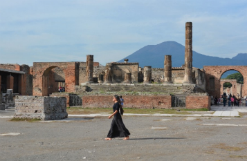 Pompeii with Mt Vesuvius in the background. Photo source Twitter @SopheeSmiles